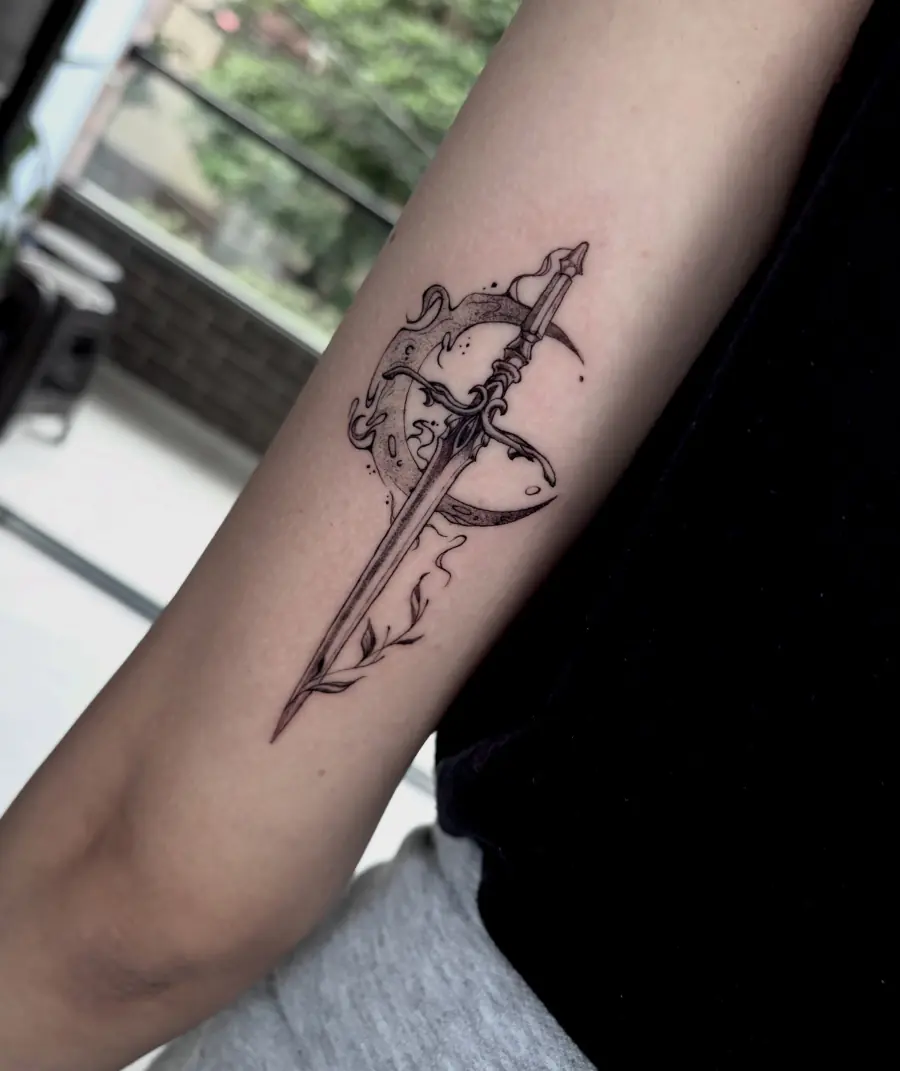 Daga personalizada en línea fina sobre el antebrazo